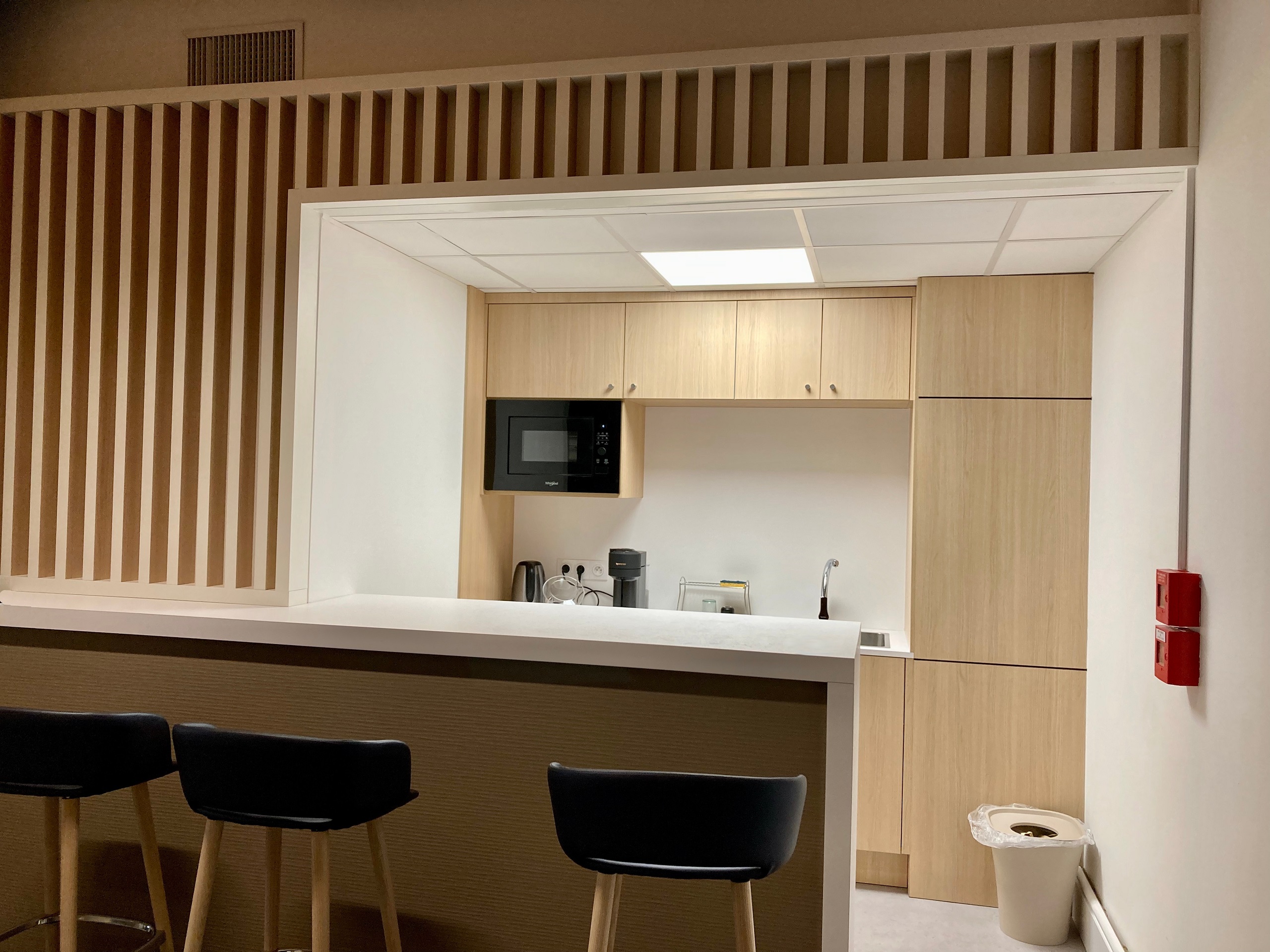 Kitchenette et bar bois egger chene vicenza