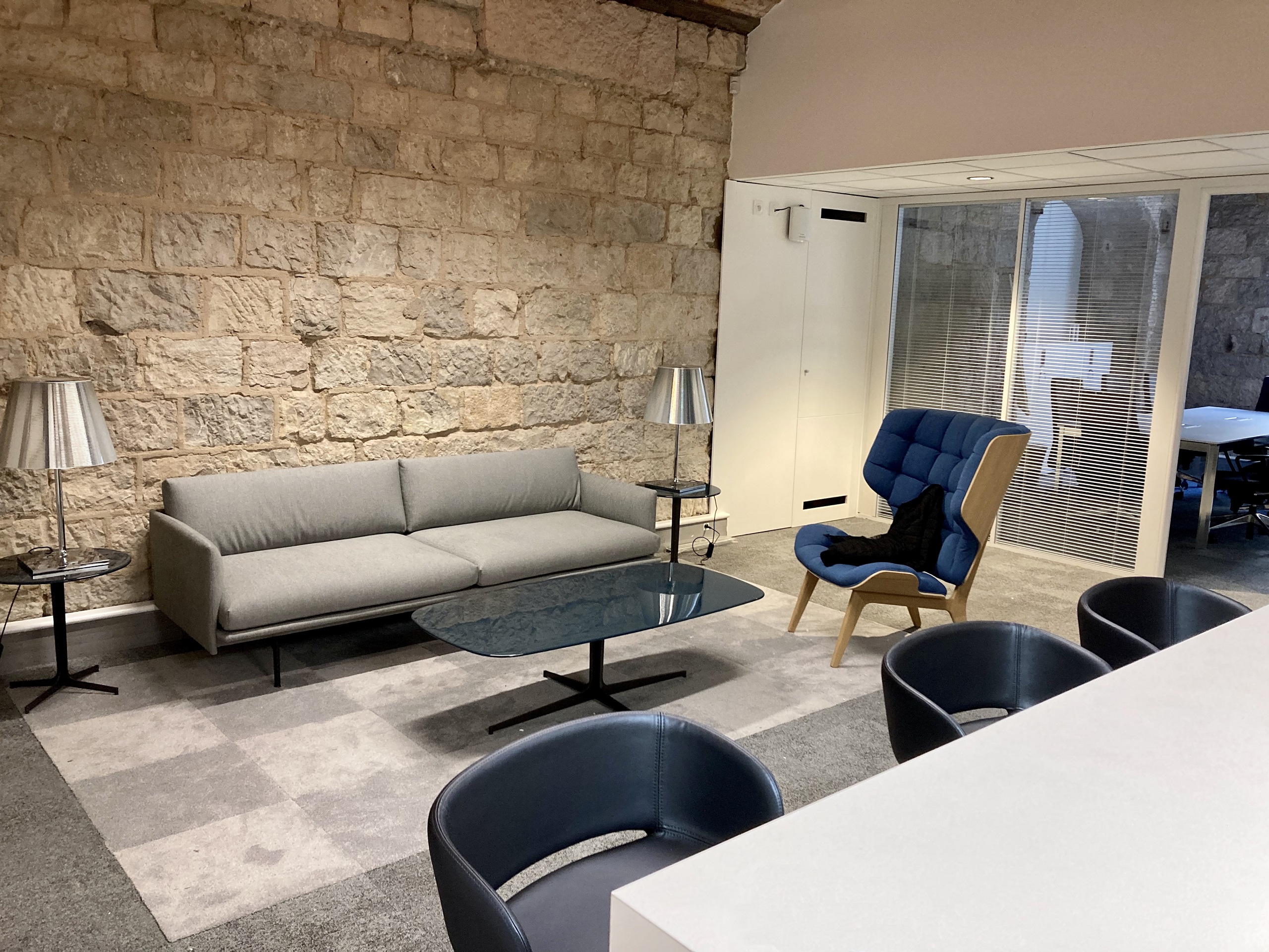 hall bureau espace attente mur pierre