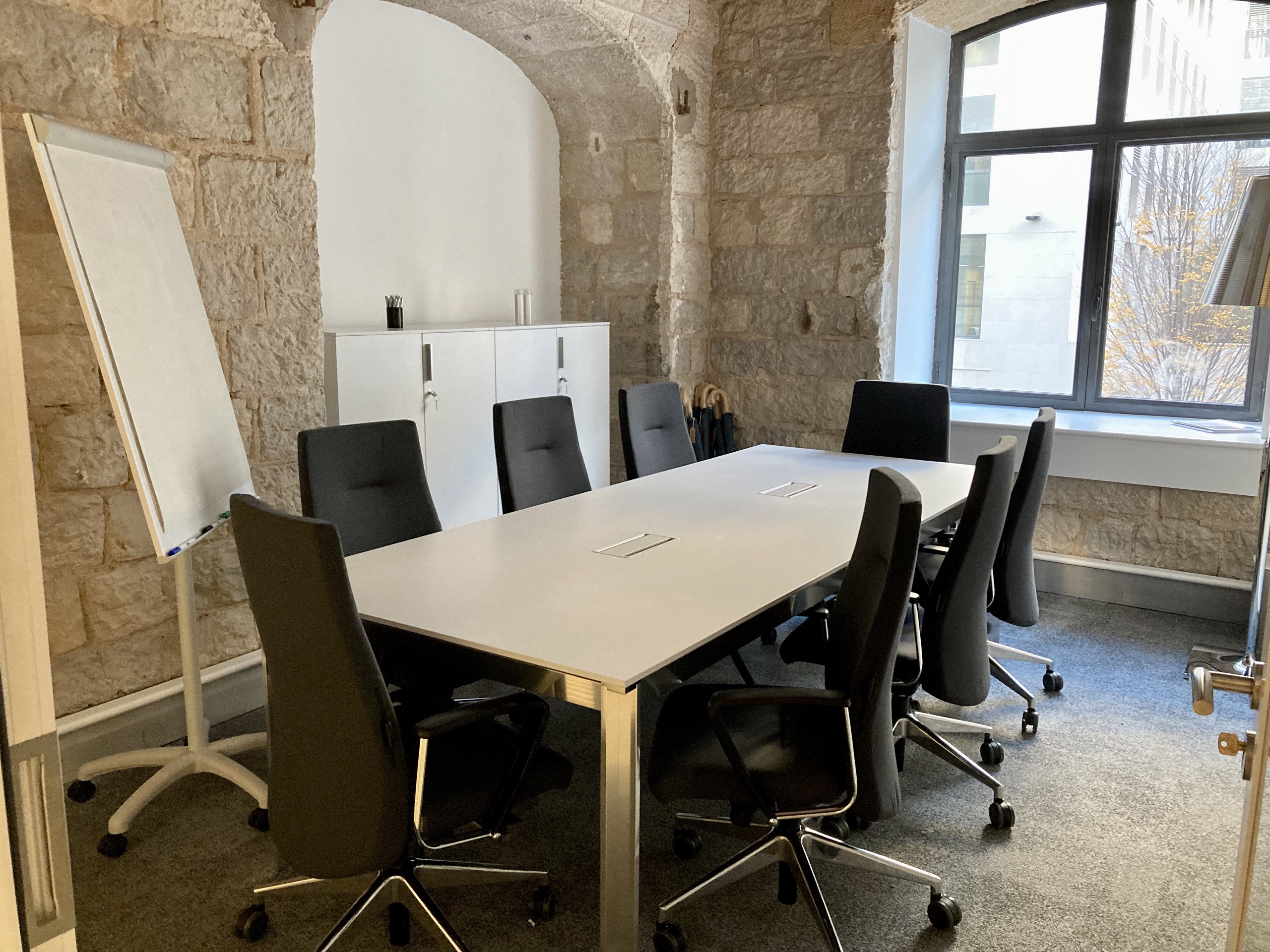 salle de réunion mur pierre