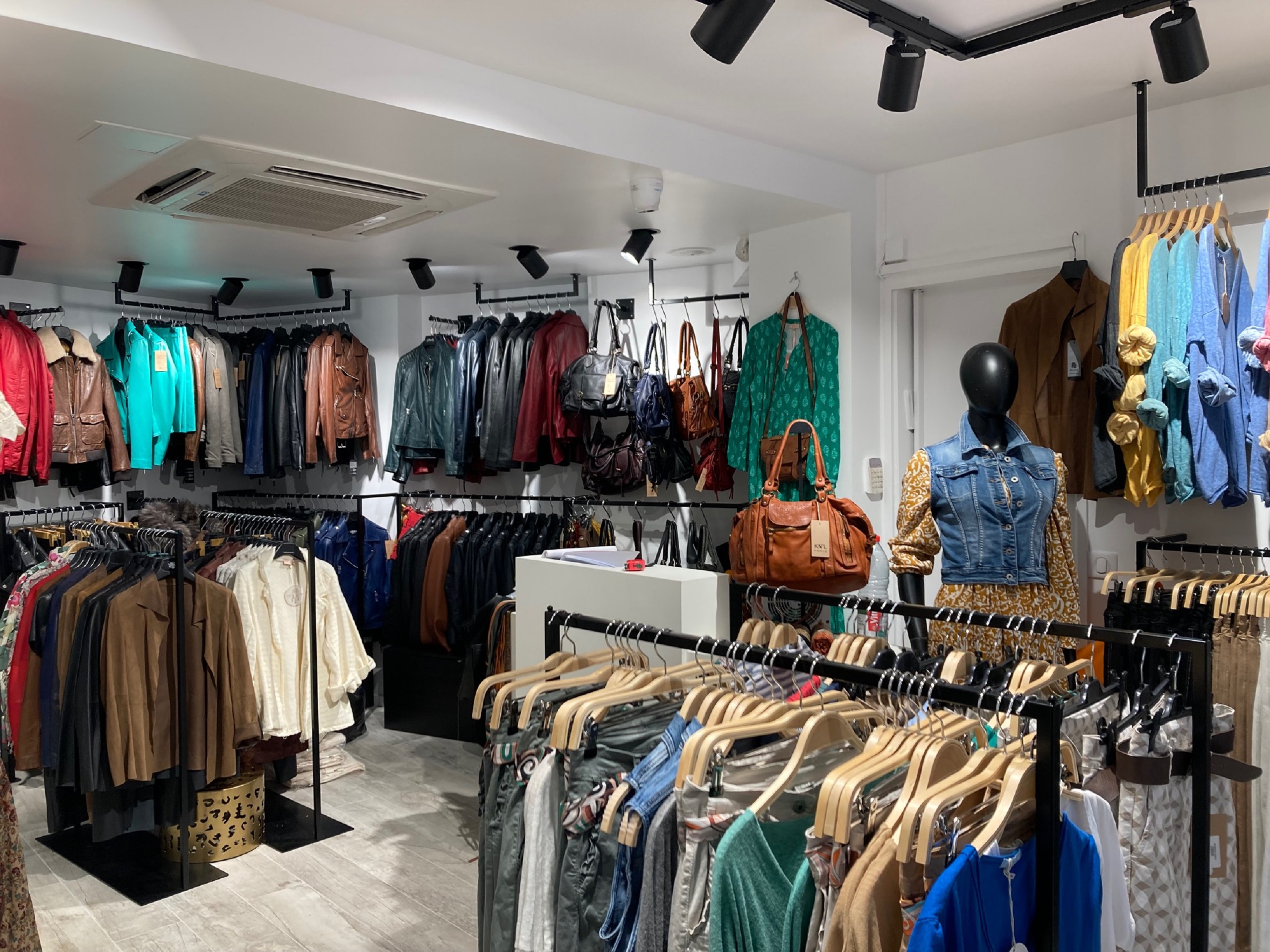 portant métal noir magasin vetements