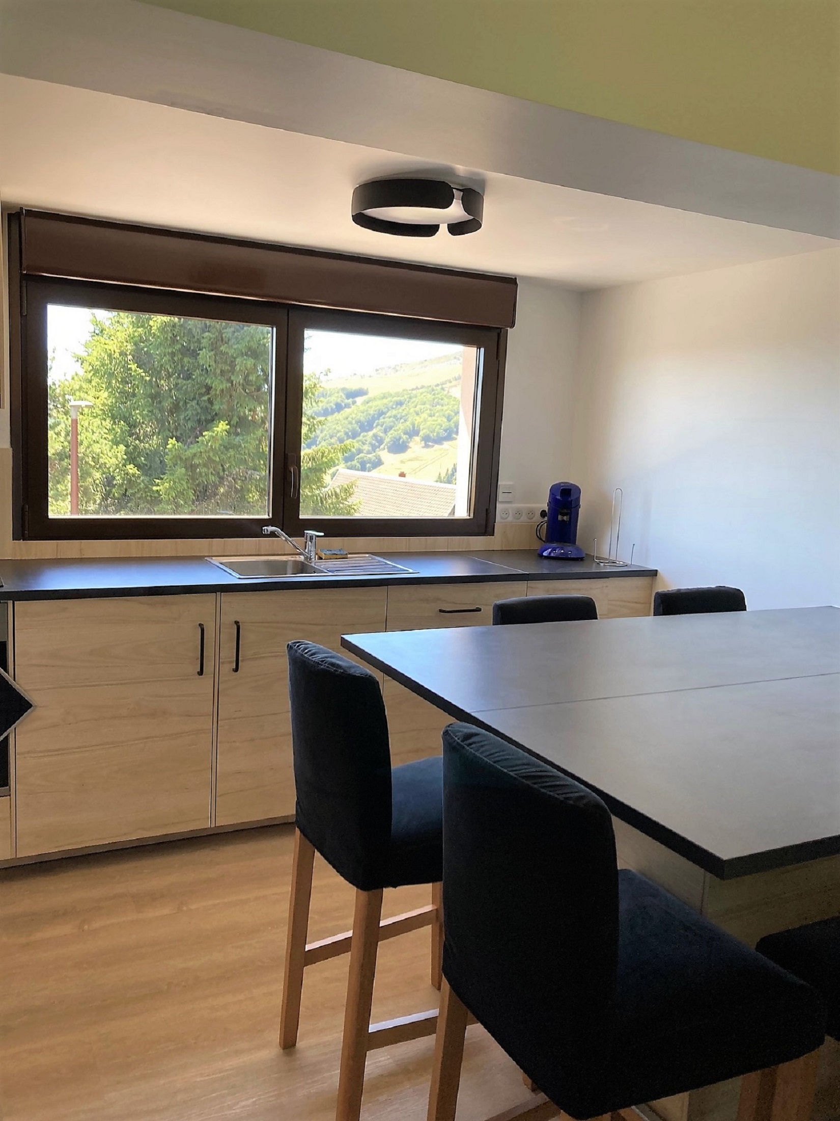 Cuisine bois plan de travail noir