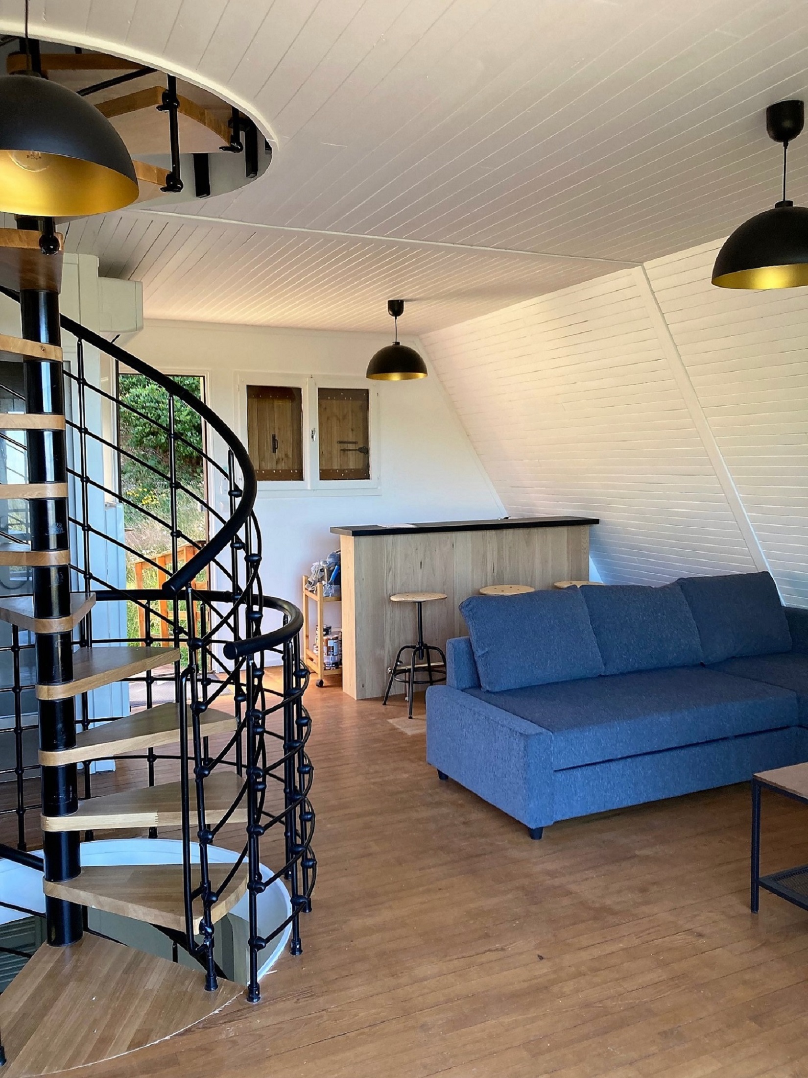 Intérieur chalet moderne blanc et parquet bois